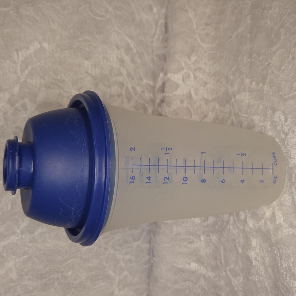 Tupperware: Quick Shake Cup With Lid
